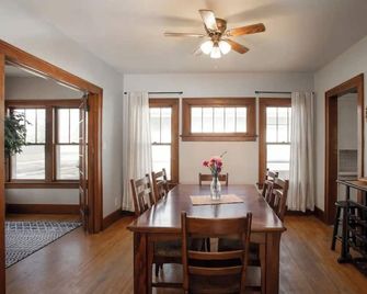 The Boho Bungalow! Downtown Alexandria - Alexandria - Dining room