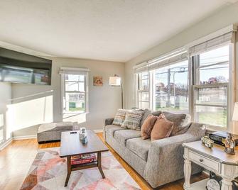 16 Mi to Buckeye Lake Family-Friendly Newark Home - Newark - Living room