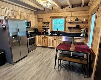 Adult Only Naughty Pines Log Cabin Located In South Charleston, Wv - South Charleston - Kuchnia