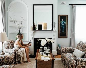 Room at Historic Benambra Boutique Accommodation - c1883 - 'Rosebud Room' - Queenscliff - Σαλόνι