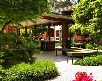 Forrest Hotel and Apartments - קנברה - פטיו