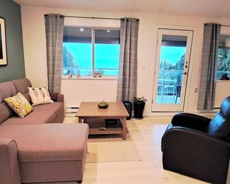Casa Mar Vista: Breathtaking Coastal Views & Relaxing Getaway for All Ages - Gibsons - Huiskamer