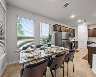 Luxurious 4 Bed Duplex Getaway! - Denton - Comedor