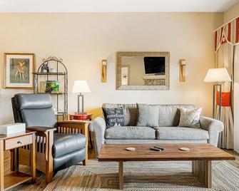 Wolf Laurel-Hatley Pointe Resorts, Ski, Hike, Pool, Tennis, Dine, Big Deck View - Mars Hill - Sala de estar