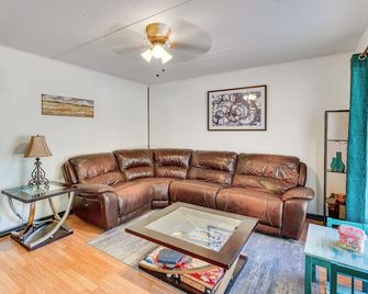 Paddle, Hike & More: Quiet Home in High Springs! - High Springs - Living room
