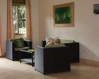 African Village Hotel - Mukono - Living room