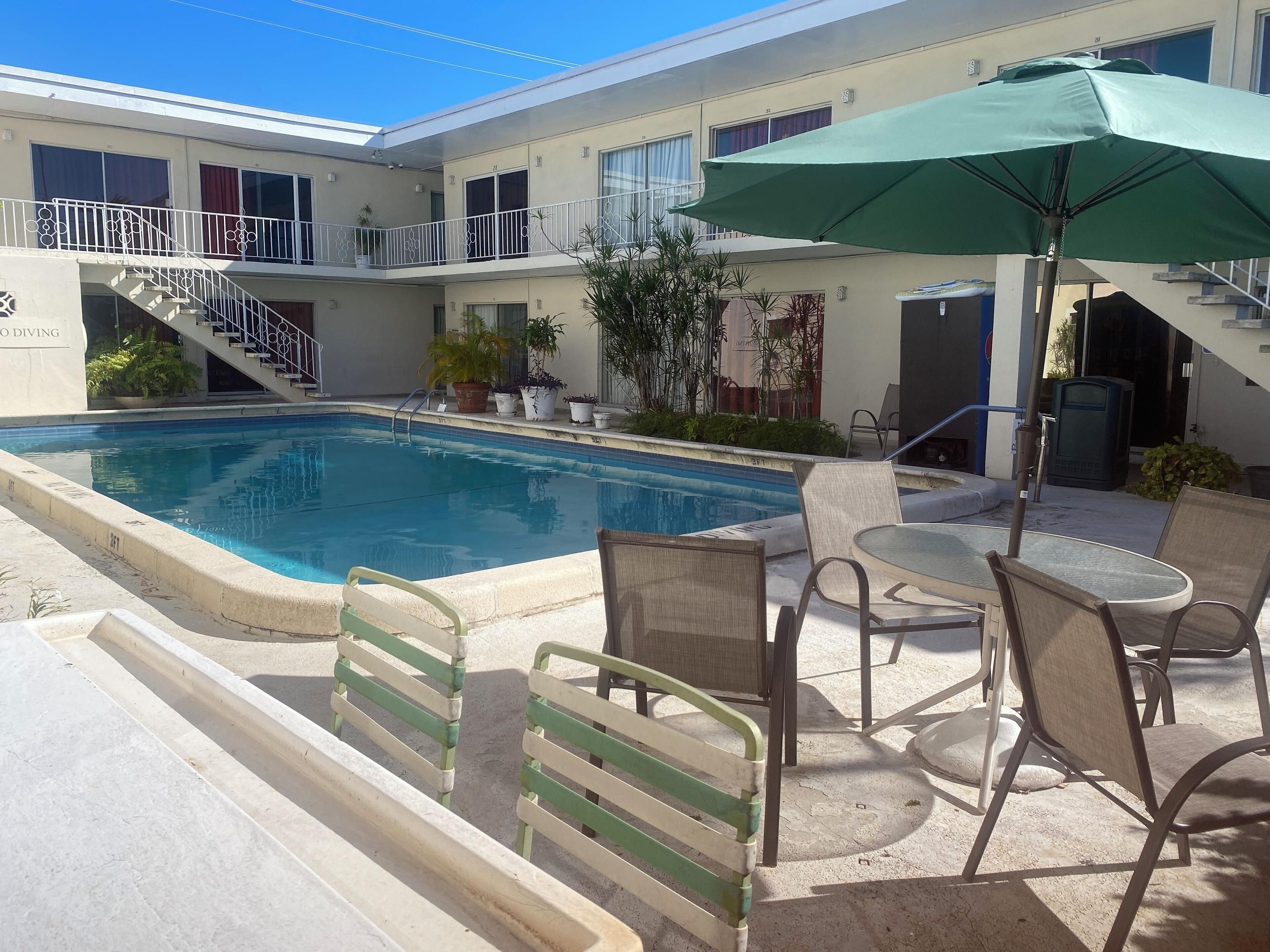 Queens Lodge Motel - ווסט פאלם ביץ' - בריכה