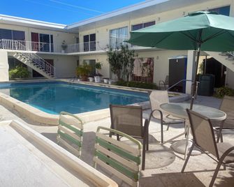 Queens Lodge Motel - West Palm Beach - Pool