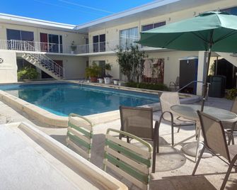 Queens Lodge Motel - West Palm Beach - Pool