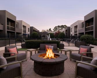 Courtyard by Marriott Atlanta Northlake - Tucker - Patio