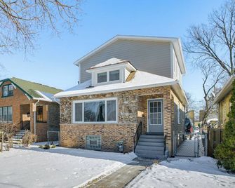 2 Mi to Northwestern: Updated Home w/ Game Room! - Evanston - Building