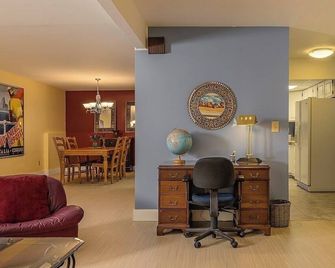 Ravens Run to the Sea - Mere Steps from the Coastal Trail: a multi use bike path - אנקוראג' - סלון