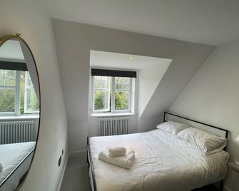 Modern and Stylish Penthouse Apartment next to Maidenhead Golf Course - Maidenhead - Bedroom