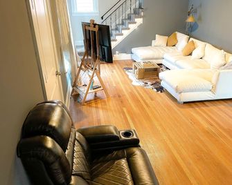 Ivyland Pines - Cleveland Heights - Living room