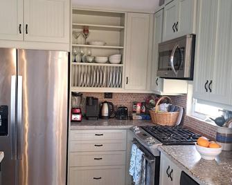 Hidden Haven - 2 bedrooms with ensuite baths & living /dining and full kitchen. - Venetian Road Settlement - Kitchen