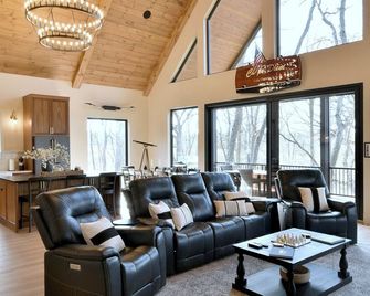 Modern Cabin, Cozy and Peaceful - Lake Geneva - Living room