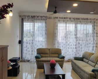 Awesome beautiful VILLA with 5-bedroom, WiFi. Enjoy for parties and group stays - Пуна - Вітальня