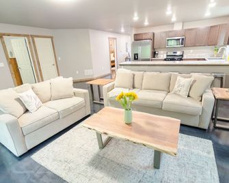 Matanuska Villa #2, Glacier Suites - Matanuska Villa #2 - Palmer - Living room