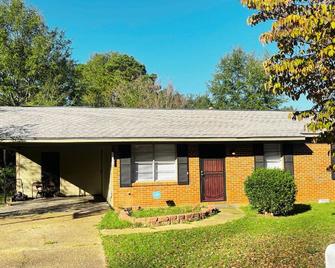 Comfortable Tuscaloosa Retreat - Tuscaloosa - Building