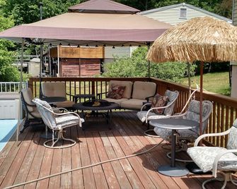 Large Beautiful Finished Basement Level cozy room. 11 Randolph Rd Concord NH - Concord - Innenhof