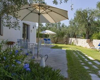 Tranquility and comfort among ancient olive trees, near the sea. - Mattinata - Patio