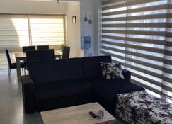 Reflex Apartment: Easy Access. Comfortable Space. - Nicosia - Living room