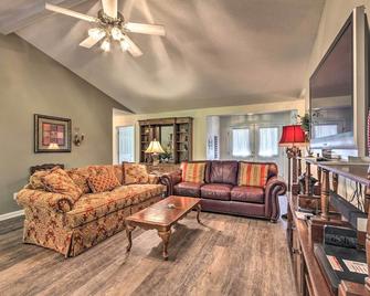 Less Than 2 Mi to Lake Coronado Apt with Grill! - Hot Springs Village - Sala de estar