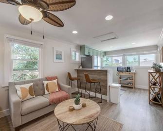 Unit C - B Ave Bungalows · Surf Shack Studio, 5 Min Walk to Coronado Beach! - Coronado - Living room