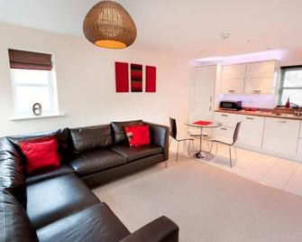 Dbs Serviced Apartments - The Coach House - Castle Donington - Living room