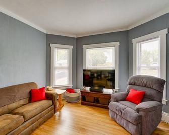 Cozy Hart Getaway with Fire Pit Less Than 1 Mi to Lake! - Hart - Sala de estar