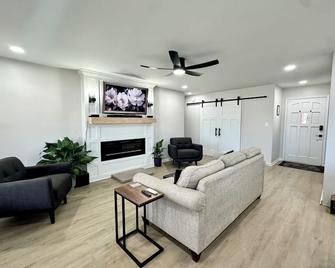 Brick Haven Near Downtown Lee’s Summit: Luxe Espresso & Relaxation - Lee's Summit - Obývací pokoj