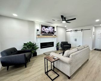 Brick Haven Near Downtown Lee’s Summit: Luxe Espresso & Relaxation - Lee’s Summit - Wohnzimmer