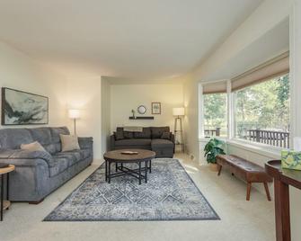 Right near the lake! Single-level home with backyard relaxation, pet-friendly! - Alexandria - Living room