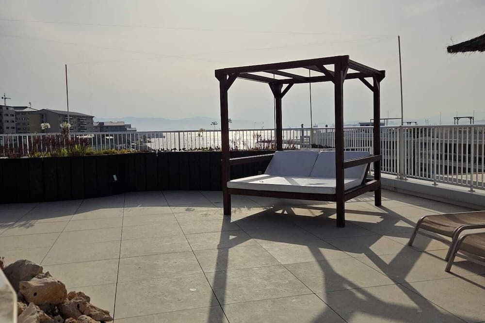 Luxury Marina Apartment, Pool, Views & Prime Location - Gibraltar - Balcony