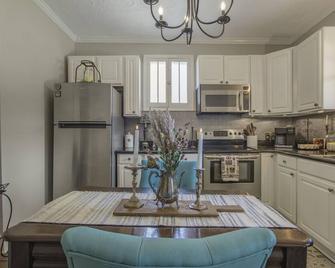 Beautiful Mainstreet Madison Home! Walk To It All - Madison - Kuchyň