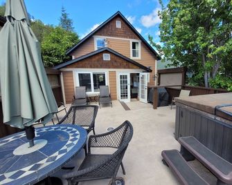 5 Bedroom Character House - Downtown Kimberley w/2 private decks and hot tub - Kimberley - Patio