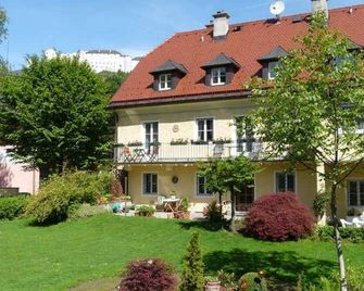 Family room with shower or Bathroom, toilet - free room, pension - Salzburg - Building