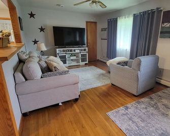 The Plymouth Retreat 3 bedroom home in the heart of PA Wilds - Saint Marys - Sala de estar