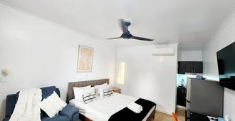 Palm Court Budget Motel Hostel/Backpackers - Katherine - Bedroom