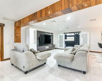 Modern Oasis w/ Outdoor Lounge in Houston! - Houston - Living room