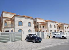 Balqees Villas in Muscat Seeb 5 bedrooms - Seeb - Building