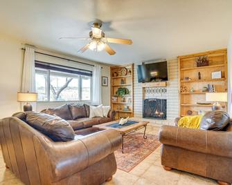 Patio & Mtn Views: Wickenburg 'trail Head House' - Вікенберг - Вітальня