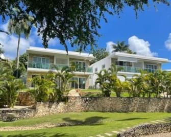 A luxurious and peaceful place with AC, free WIFI, private patio, and balcony! - Sosúa - Gebäude