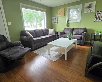 3 Bedroom Cozy House - The Pas - Living room