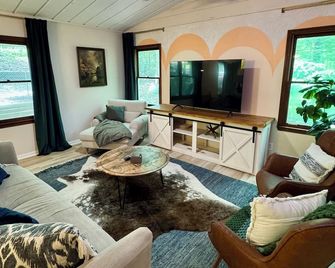 Perfectly Pink & Cozy 2-bedroom cabin in charming Waverly Hall - Waverly Hall - Living room