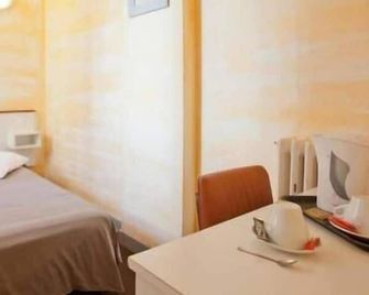 Hotel Victor Hugo - Clamart - Bedroom