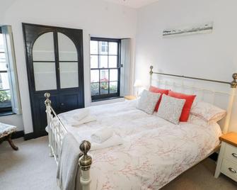 SEA CHEST, pet friendly, character holiday cottage in Conwy - Conwy - Chambre