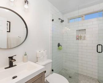 Location! Longer Stay! Two bedroom Coastal Flat! - Solana Beach - Bathroom