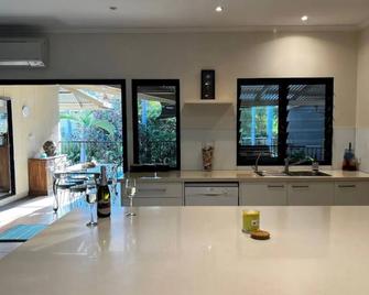 Entire holiday home in Cable Beach - Cable Beach - Kitchen