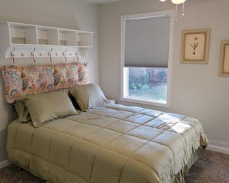 Blue Ridge Avenue Guest House - Culpeper - Bedroom